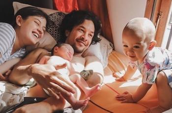 10 Potret Kimberly Ryder Momong Anak, Bisa Masak Sambil Gendong Anak