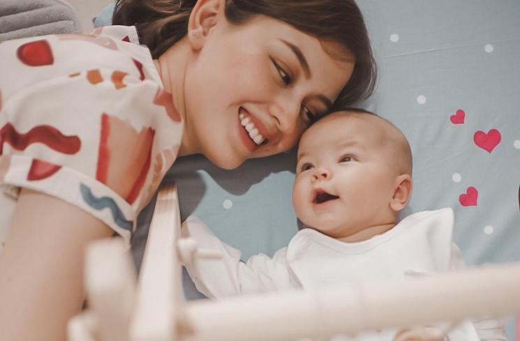 Potret Kimberly Ryder momong anak. (Instagram/@kimbrlyryder)