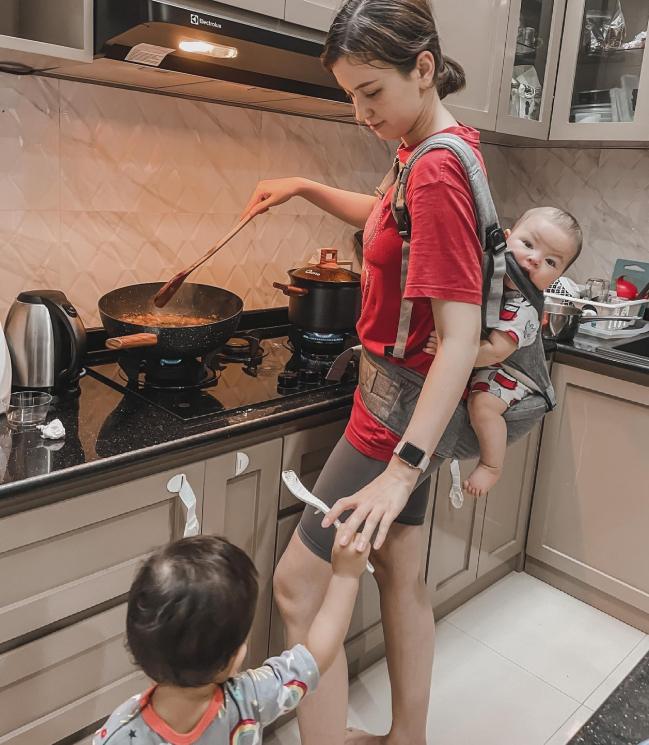 Potret Kimberly Ryder momong anak. (Instagram/@kimbrlyryder)