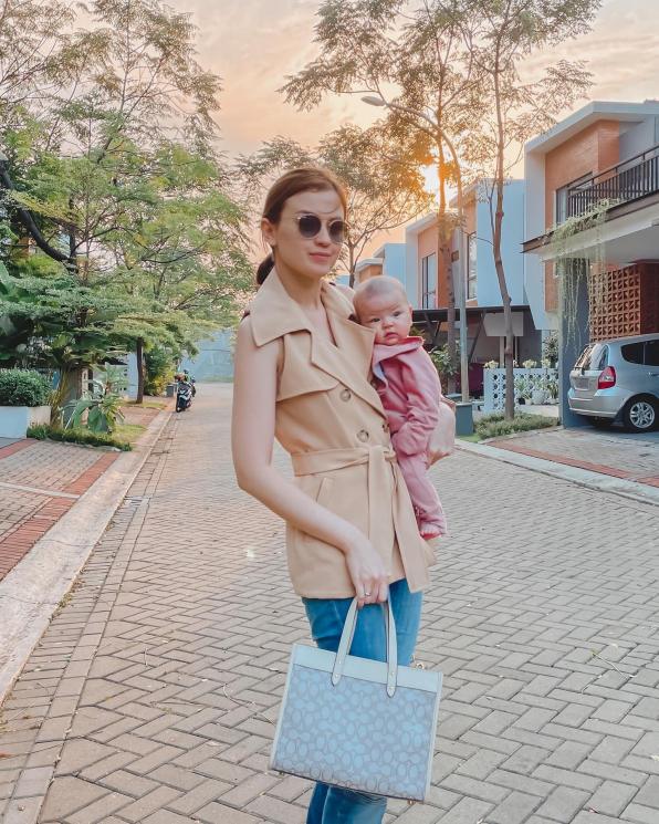 Potret Kimberly Ryder momong anak. (Instagram/@kimbrlyryder)