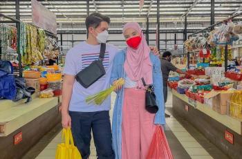 7 Pasangan Artis Belanja di Pasar, Outfit Zaskia Sungkar & Irwansyah Paling Kece?
