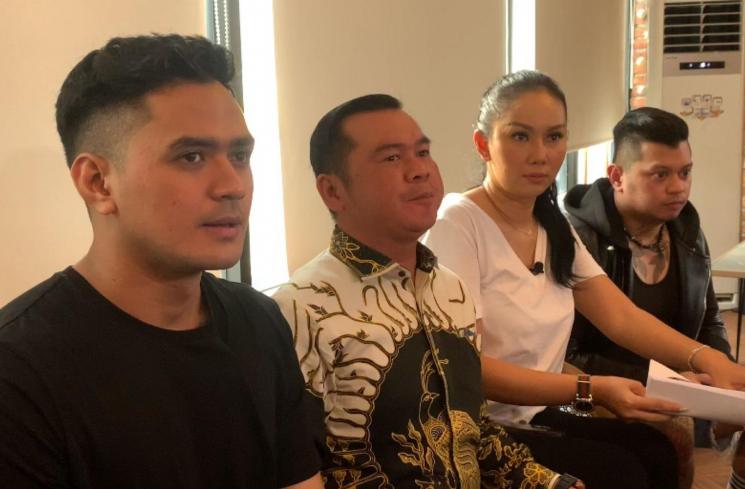 Ricky Miraza dan Kalina Oktarani menggelar konfrensi pers dan membantah tudingan selingkuh yang dilayangkan Vicky Prasetyo di kawasan Kuningan, Jakarta Selatan, Kamis (24/2/2022). (MataMata.com/Adiyoga Priyambodo)
