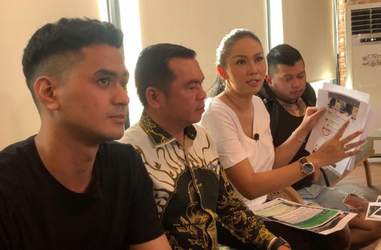 Ricky Miraza dan Kalina Oktarani menggelar konfrensi pers dan membantah tudingan selingkuh yang dilayangkan Vicky Prasetyo di kawasan Kuningan, Jakarta Selatan, Kamis (24/2/2022). (MataMata.com/Adiyoga Priyambodo)
