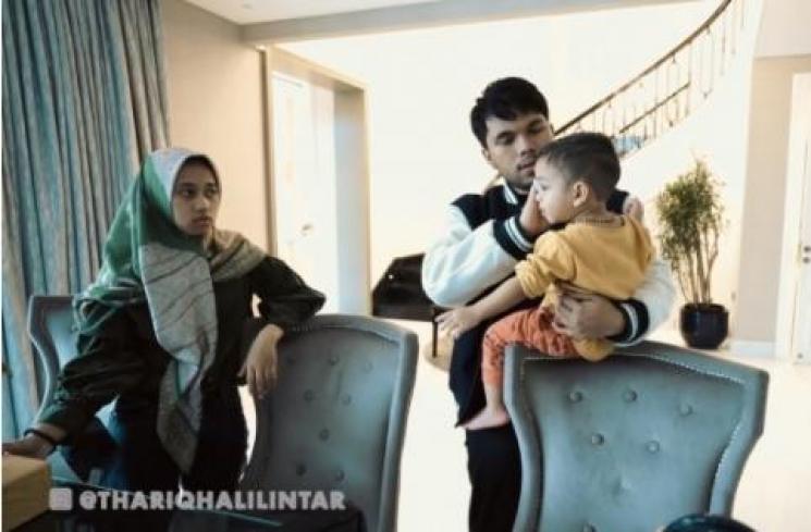 Potret Thariq Halilintar Momong Gala Sky (YouTube/Thariq Halilintar)