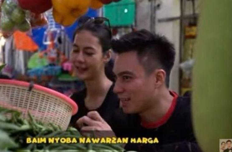 Pasangan artis belanja di pasar (YouTube/Baim Paula)