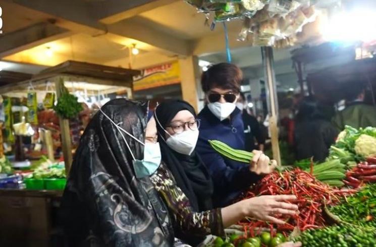 Pasangan artis belanja di pasar (YouTube/Rizky Billar)