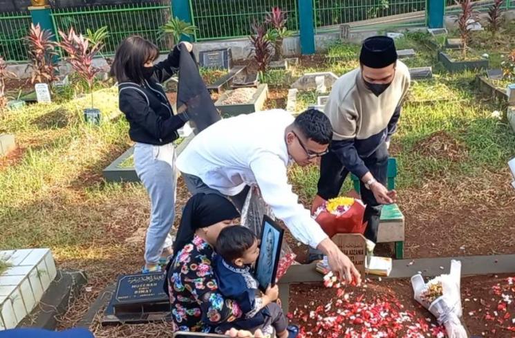 Keluarga H Faisal ziarah ke makam Vanessa Angel dan Bibi Ardiansyah di TPU Malaka, Jakarta pada Sabtu (26/2/2022). (MataMata.com/Adiyoga Priyambodo)