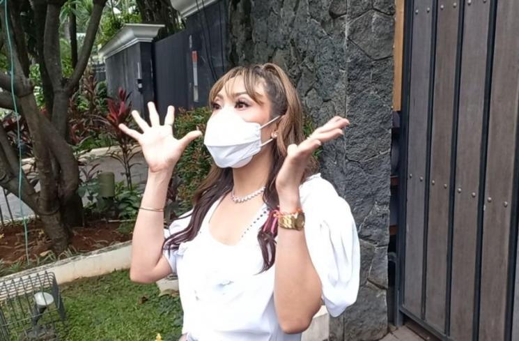 Ayu Dewi di kediaman Atta Halilintar. (MataMata.com/Adiyoga Priyambodo)