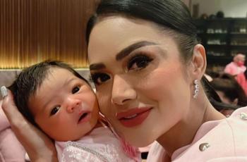 Nemplok sama Krisdayanti, Penampilan Baby Ameena Bikin Salfok: Boneka Hidup