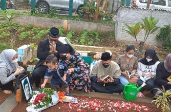 Peringati Ultah Bibi Ardiansyah, Pilunya H Faisal Panjatkan Doa di Makam sang Anak