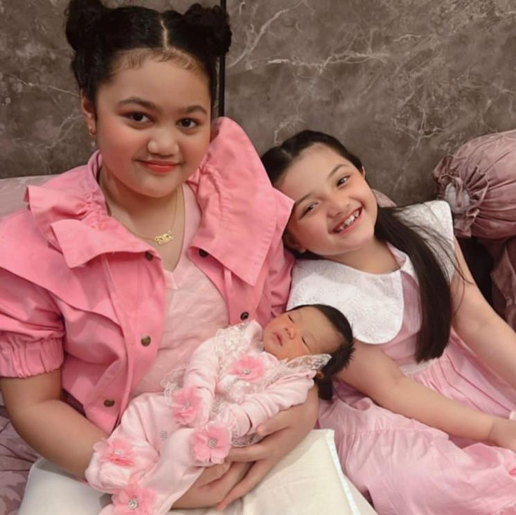 Amora Lemos dan Arsy Hermansyah bersama Ameena Hanna Nur Atta. (Instagram/krisdayantilemos)