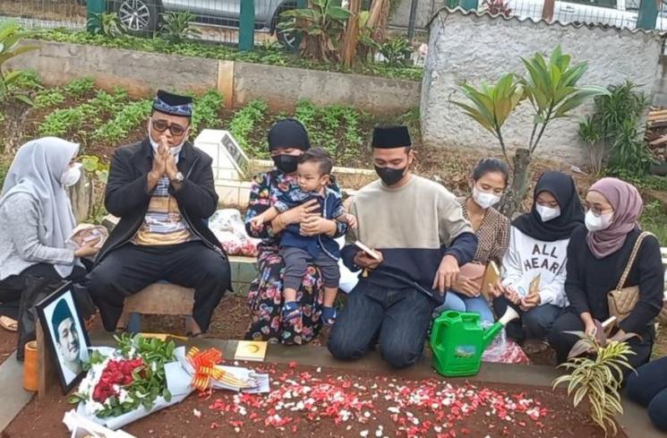 Keluarga H Faisal ziarah ke makam Vanessa Angel dan Bibi Ardiansyah di TPU Malaka, Jakarta pada Sabtu (26/2/2022). (MataMata.com/Adiyoga Priyambodo)