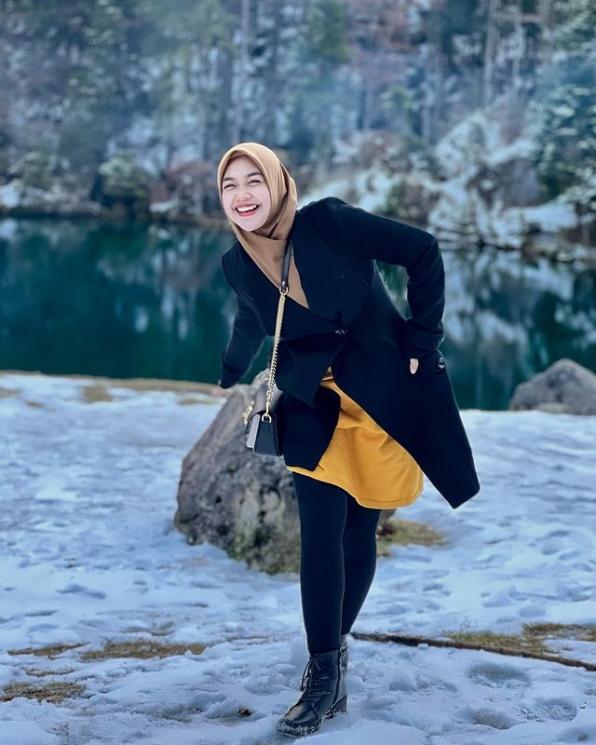 Potret Ria Ricis dan Teuku Ryan di Swiss. (Instagram/@riaricis1795)