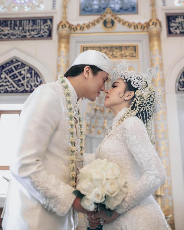 Potret Mesra Syahrini dan Reino Barack. (Instagram/@princessyahrini)
