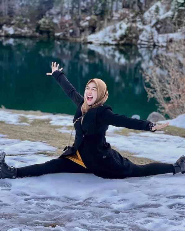 Potret Ria Ricis dan Teuku Ryan di Swiss. (Instagram/@riaricis1795)