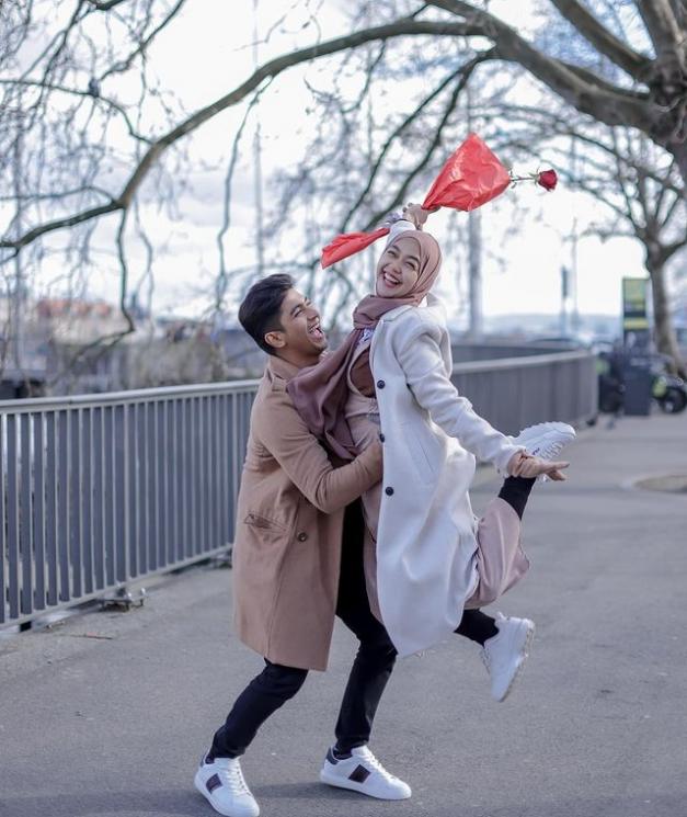 Potret Ria Ricis dan Teuku Ryan di Swiss. (Instagram/@riaricis1795)