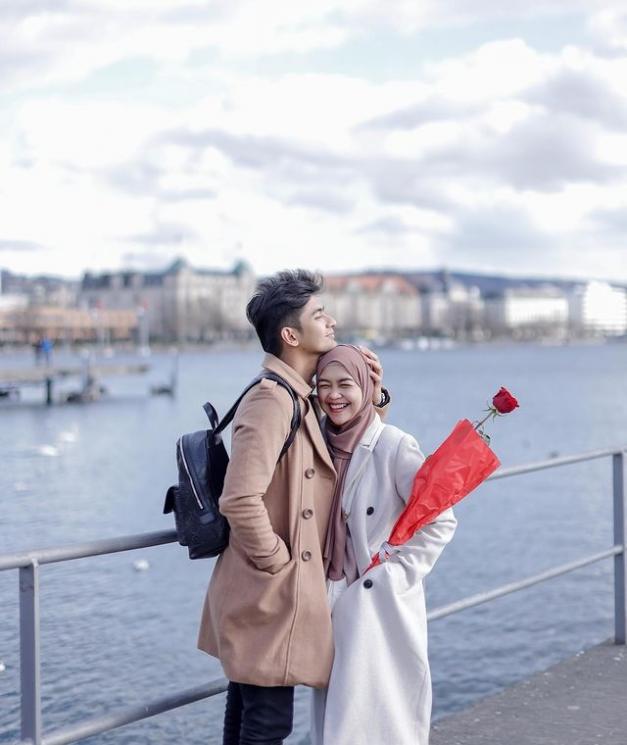 Potret Ria Ricis dan Teuku Ryan di Swiss. (Instagram/@riaricis1795)
