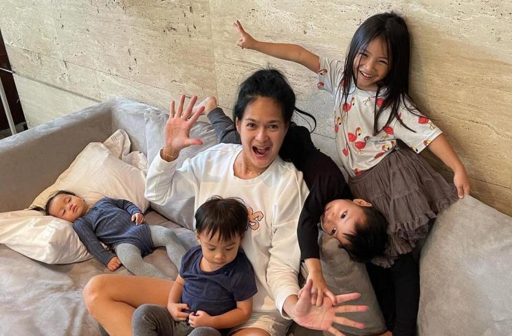 Artis jadi nenek di usia muda (Instagram/@donnaharunofficial)