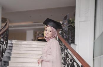 10 Potret Arafah Rianti Wisuda, Menangis saat Beri Sambutan