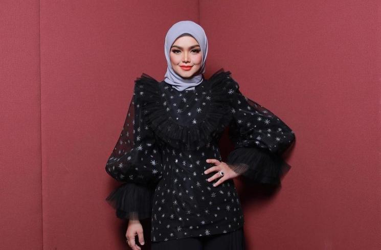 Artis jadi nenek di usia muda (Instagram/@ctdk)