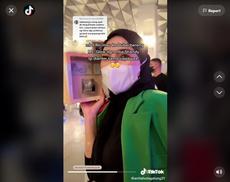 Ririe Fairus dan Shandy Purnamasari di bandara. (TikTok/@anitahutagalung31)