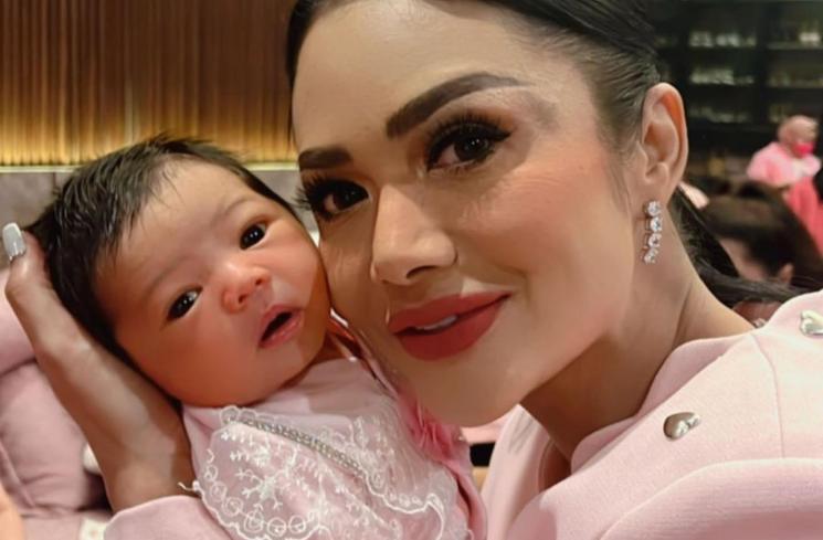 Artis jadi nenek di usia muda (Instagram/@krisdayantilemos)