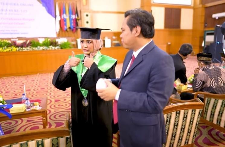 Potret Arafah Rianti Wisuda (YouTube/Arafah Rianti)