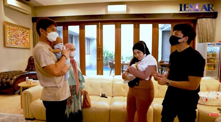 Lesti Kejora tenteng tas Hermes saat menjenguk Baby Ameena. (YouTube/Leslar Entertainment)