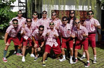 10 Potret Geng Motor The Prediksi Touring ke Yogyakarta, Riding Vespa Pakai Seragam Batik SD