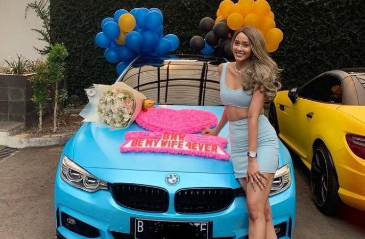 Artis dapat mobil mewah saat ulang tahun (Instagram/@kimmyjayanti)