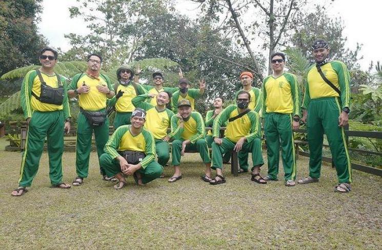 Seragam Unik Klub Motor Andre Taulany Saat Touring. (Instagram/theprediksi_)