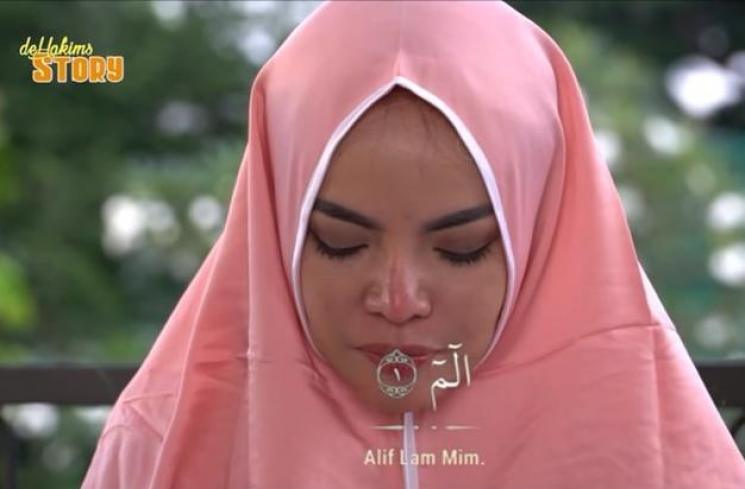 Dinar Candy diminta membaca Alquran. (YouTube/deHakims Story)