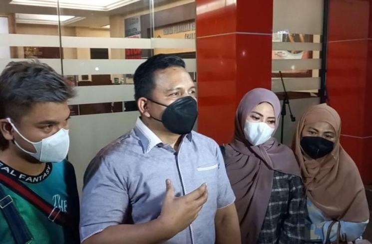 Ayu Aulia bersama pengacara Herdiyan Saksono usai melaporkan kakak angkatnya, Ade Ratna Sari di Polres Jakarta Selatan, Selasa (1/3/2022). (MataMata.com/Adiyoga Priyambodo)