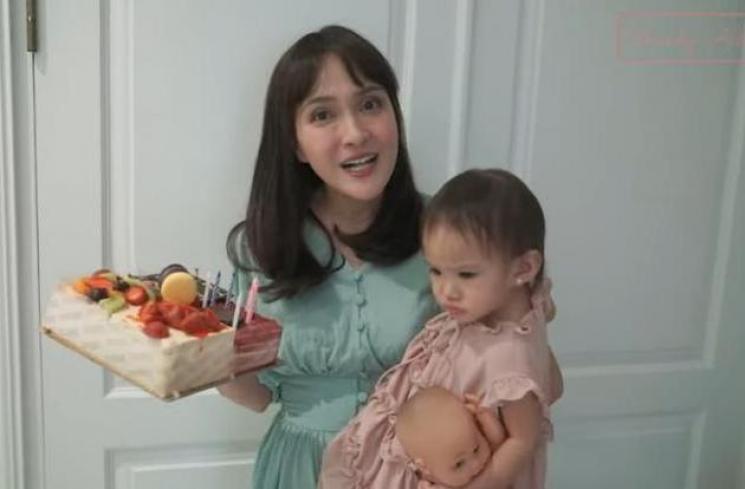 Potret Kedekatan Artis dan ART. (YouTube/Shandy Aulia)