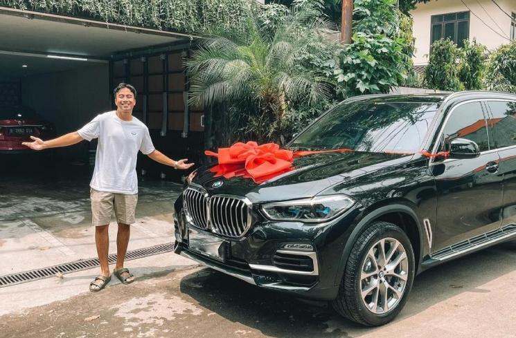 Artis dapat mobil mewah saat ulang tahun (Instagram/@vidialdiano)