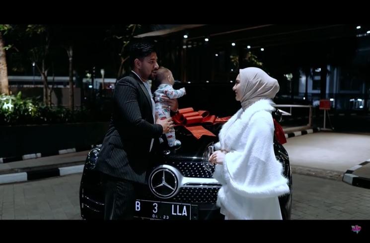 Artis dapat mobil mewah saat ulang tahun (YouTube/Aish TV)