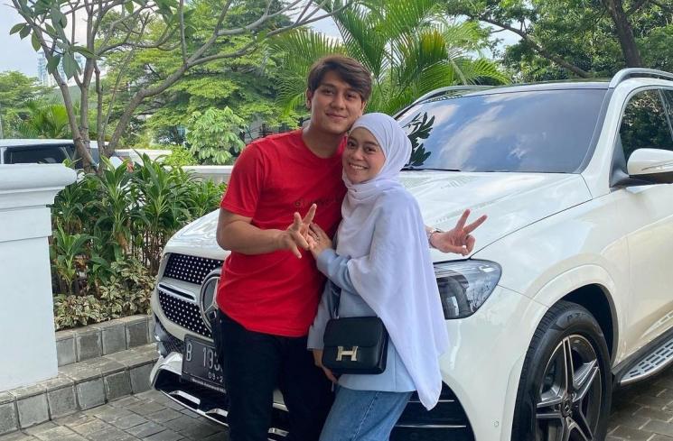 Artis dapat mobil mewah saat ulang tahun (Instagram/@lestykejora)