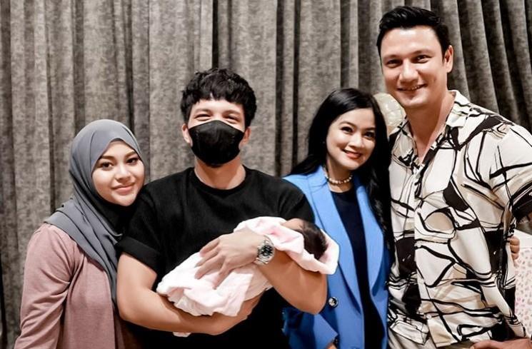 Titi Kamal dan Christian Sugiono jenguk Baby Ameena. (Instagram/@titi_kamall)