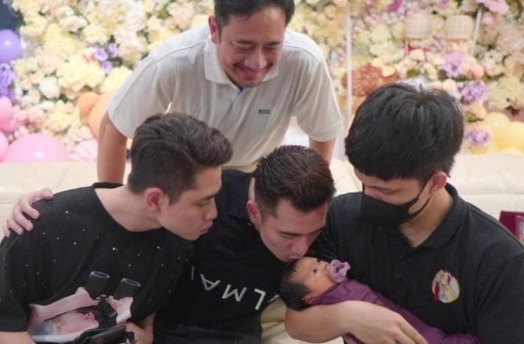 Momen artis jenguk Baby Ameena. (Instagram/bramastavrl)