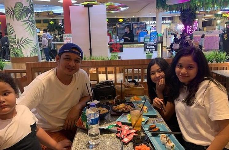 Potret Vokalis Band Bareng Putrinya.(Instagram/@shakiena.azalea)