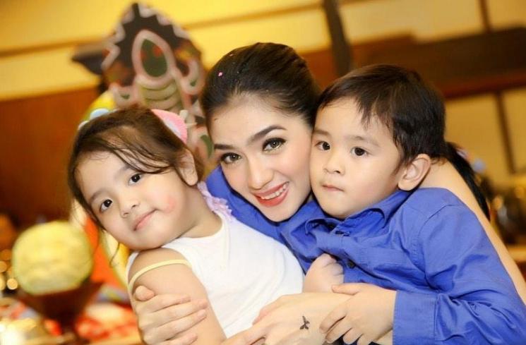 Potret Lovely Anak Angel Karamoy (instagram/@realangelkaramoy/@lovelyrum/@steven_rum911)