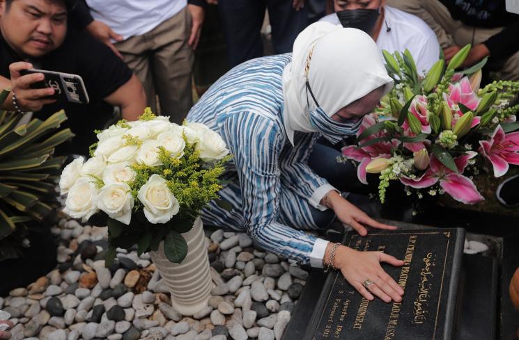 Angelina Sondakh ziarah ke makam Adjie Massaid. (MataMata.com/Angga Budhiyanto)