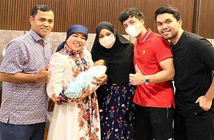 Haji Faisal menjenguk Baby Ameena. (Instagram/@dewizuhriati)