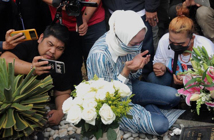 Angelina Sondakh ziarah ke makam Adjie Massaid. (MataMata.com/Angga Budhiyanto)