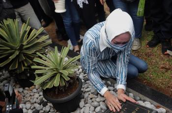 Tertunduk Lesu, Angelina Sondakh Menangis Ucap Rasa Sesal di Makam Adjie Massaid