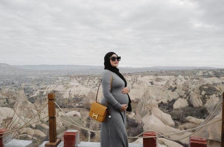 Adu Gaya Aurel Hermansyah dan Kartika. (Instagram/aurelie.hermansyah)