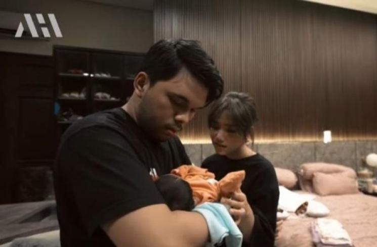 Momen artis jenguk Baby Ameena. (YouTube/AH)