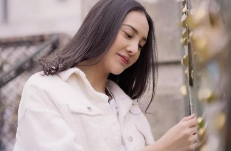 Potret Cantik Anya Geraldine di Paris. (Instagram/anyageraldine)