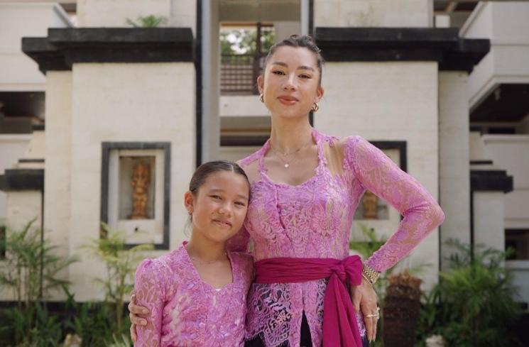 Potret Jennifer dan Irfan Bachdim Photoshoot Pakai Baju Adat Bali (Instagram/@jenniferbachdim)
