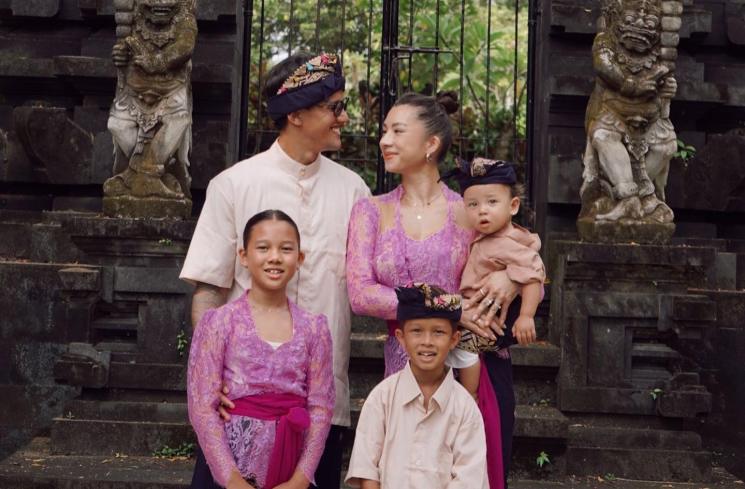 Potret Jennifer dan Irfan Bachdim Photoshoot Pakai Baju Adat Bali (Instagram/@jenniferbachdim)